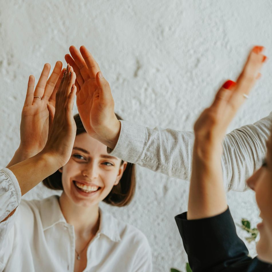 mensen geven elkaar een high five