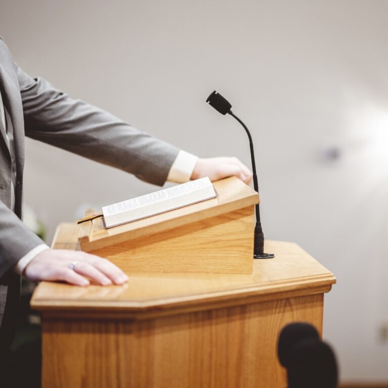 Persoon achter spreektafel Debatvaardigheden voor bestuurders - Debatnetwerk
