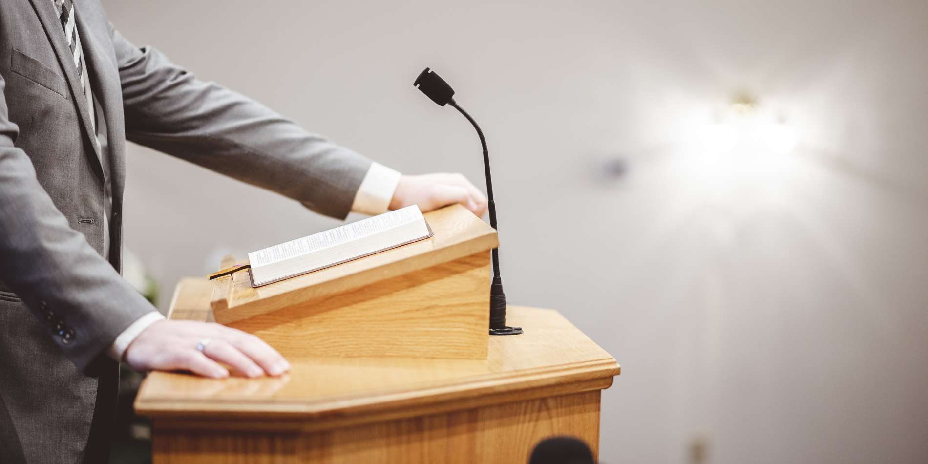 Persoon achter spreektafel Debatvaardigheden voor bestuurders - Debatnetwerk