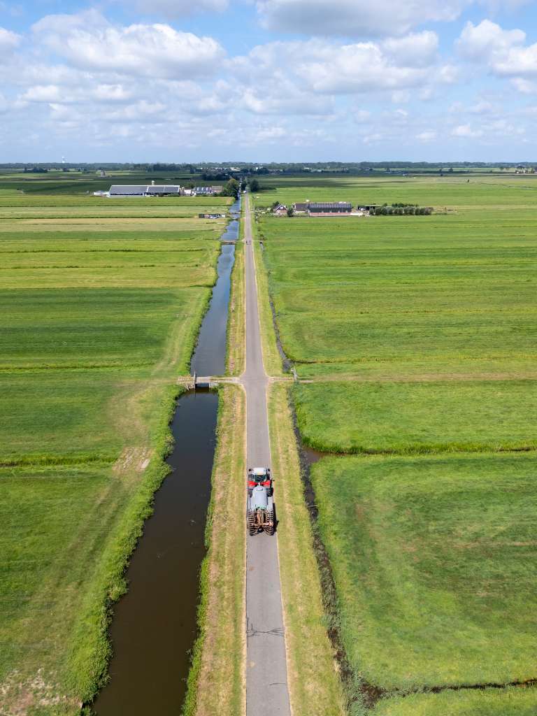 Rechte weg waar trekker over heen rijdt
