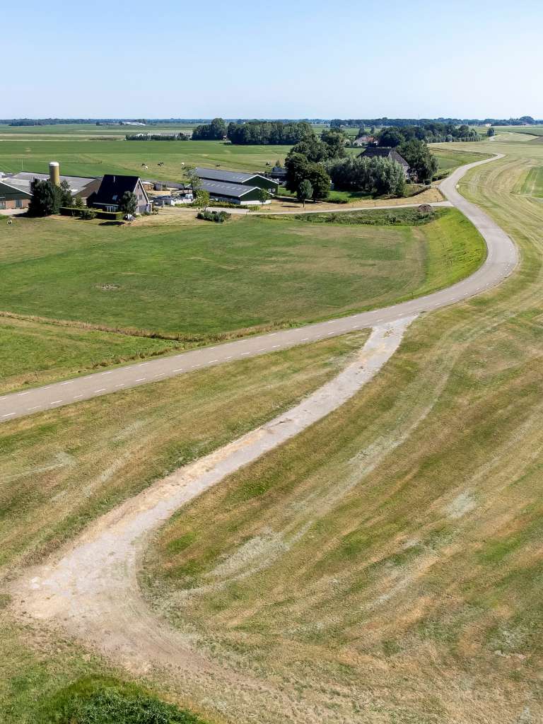 Weg langs boerenbedrijf