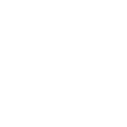 Twee handen in elkaar en mensen op de achtergrond.