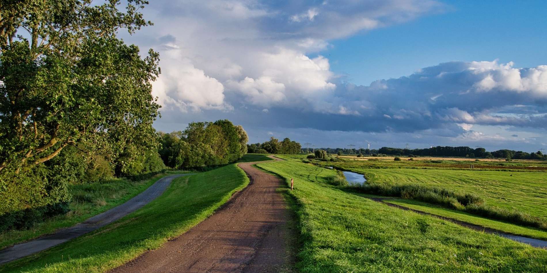 Wijds uitzicht, weg met landerijen
